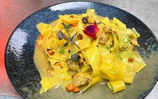 Pappardelle Al Ragú Blanco De Pollo De Corral Y Crema De Parmesano