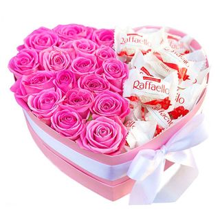 Flowerbox serce różowych róż + rafaello 