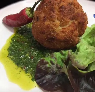Polpette di tonno su pesto di basilico - 2 pezzi