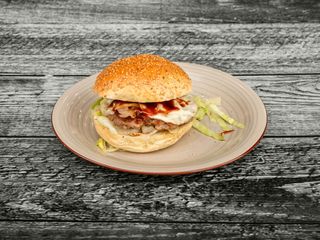 Hamburger con pomodoro, iceberg e salsa a scelta