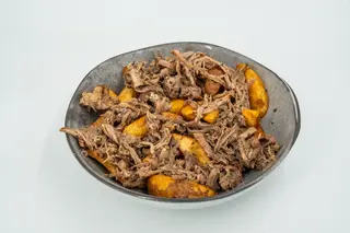Patatas bravas sa svinjetinom