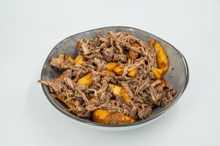 Patatas bravas sa svinjetinom