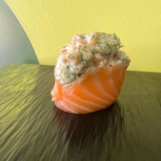  2 pz Gunkan salmón cangrejo (2 pzs.)