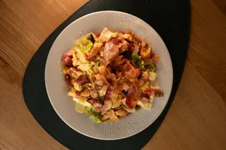 Domaćinska salata sa batakom i susamom