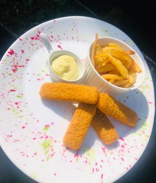 Fish fingers cu cartofi pai si sos calipso