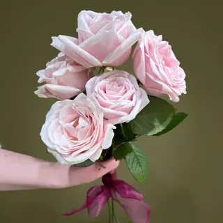 Buchet cu 5 trandafiri roz si fundita