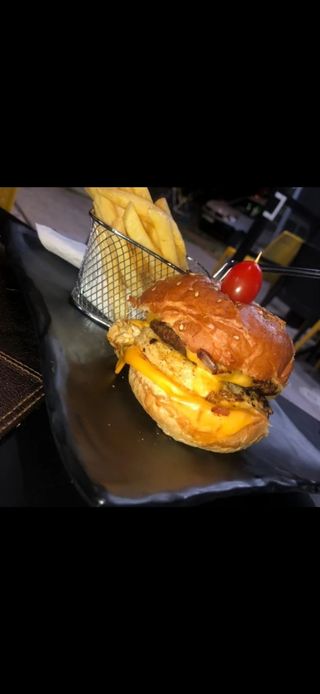 Cheeseburger + Frites + Coca Cola+ tiramisu 