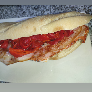Bocadillo de lomo con piquillo 