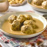 Albóndigas con salsa de almendras y patatas fritas