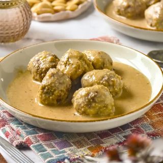 Albóndigas con salsa de almendras y patatas fritas