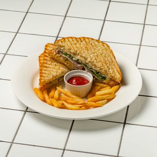 Клаб сэндвич с индейкой и картофелем фри