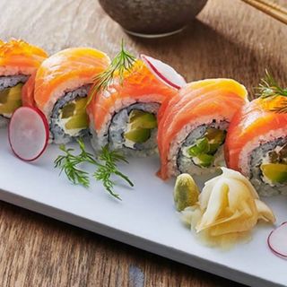 23. Rollo hot salmón (4uds.) / Hot salmon roll (4 pieces)