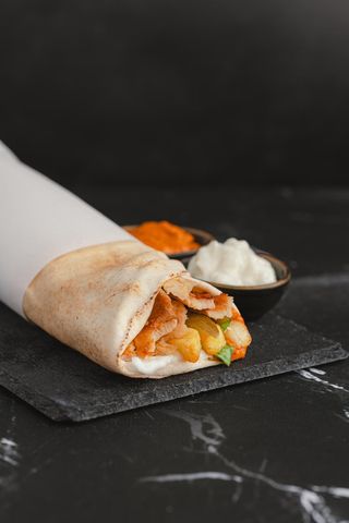Sanduíche Shawarma de Frango (Chicken Shawarma Sandwich) + Lipton