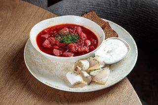 Червоний борщ з рваною свининою (450g)