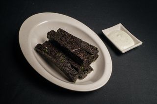 Чесночные гренки с соусом тар-тар 