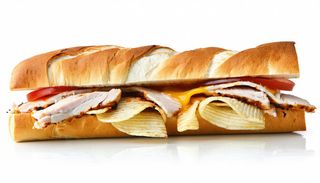 2 Paino con petto di pollo, patatine, salsa a scelta