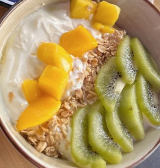 Mango, crema de coco, frutas naturales y granola