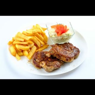 2 ceafă de porc la grătar + 2 cartofi prăjiți