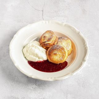 Воздушные сырники, сметанный крем, джем из абрикоса