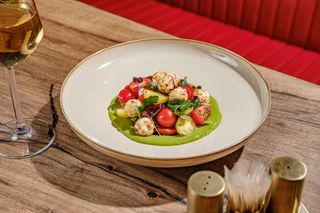 პომიდვრის სალათი გუდის ყველით