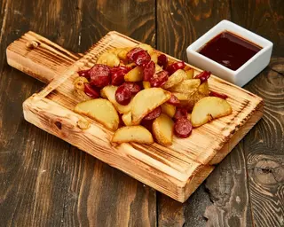 Запечена картопля з мисливськими ковбасками та соусом BBQ (340/100г)	