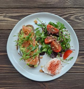 Тост з лососем, крем сиром та гуакамоле