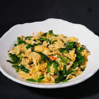 Uova strapazzate con erba cipollina