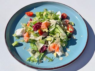 САЛАТ З ЛОСОСЕМ СЛАБОСОЛЕНИМ ТА АВОКАДО (190g)