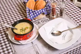 Goveđa  supa sa domaćim rezancima i griz knedlom