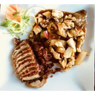 M29. Pollo Y Ternera Con Verduras Y Pato Asado