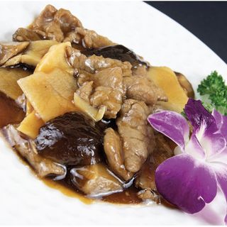 323. Manzo Con Funghi E Bambù