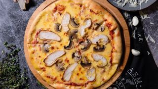 Пицца с курицей и грибами