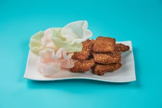 File oslić sa prezlom, susamom i čipsom od škampa