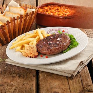 Punjena pljeskavica, pomfrit sa lepinjom