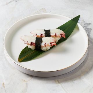 Nigiri 2 szt Łosoś opalany, sos teryiaki, mayo wasabi, prażone migdały