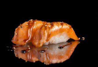 Nigiri de salmón flameado (2 pzs.)