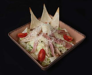 Салата Цезар с пиле и бекон