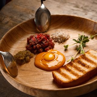 Тар тар з яловичини з зеленими томатами та соусом Бограч (180 г)