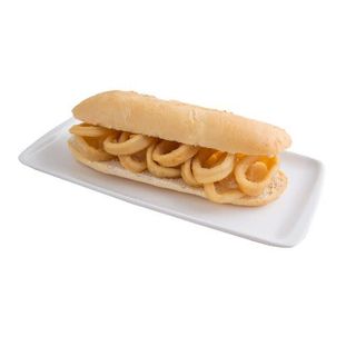 Bocadillo De Calamares con salsa maho 