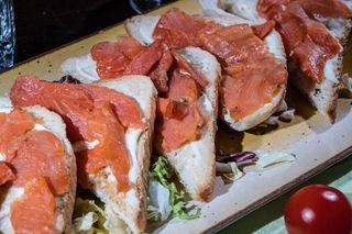 Bruschete cu somon afumat si crema de branza