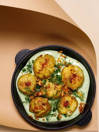 Картопля зі сметанковим соусом та зеленню