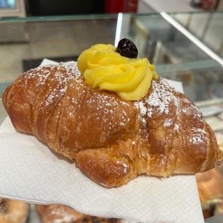 Cornetto crema pasticciera e amarena