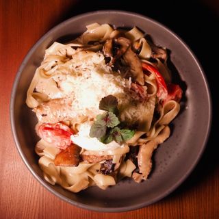 Паста з куркою та грибами