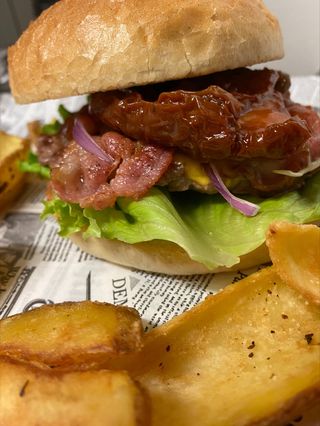 Hamburger messicano -servito con patate dippers