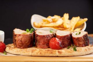 MUȘCHIULEȚ DE PORC CU SOS DE HRIBI ȘI PITĂ