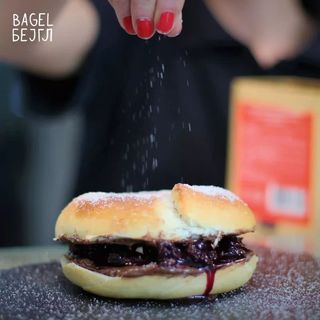 Bejgl sa Nutellom i višnjom