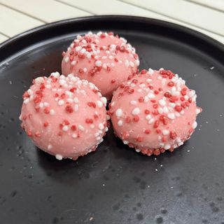 Tri mini krofne prelivene čokoladom voćnog ukusa