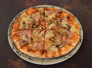 Pizza Capricciosa mala  + Coca-Cola 250 ml