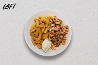 Pržene lignje s pomfritom