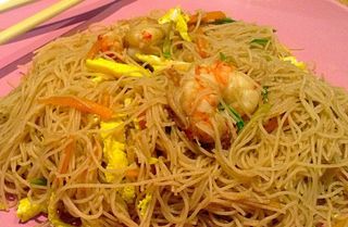 45 Spaghetti di riso con verdure e gamberi